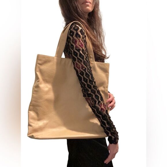 CHANEL Tan Tote Bag with Spacious Design - Picture 15 of 16